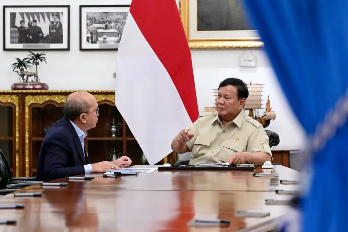 Presiden Prabowo Subianto menerima laporan Menteri Investasi dan Hilirisasi/Kepala BKPM, Rosan Roeslani, di Istana Merdeka, Jakarta, Senin, 19 Oktober 2026. - dok BPMI Setpres