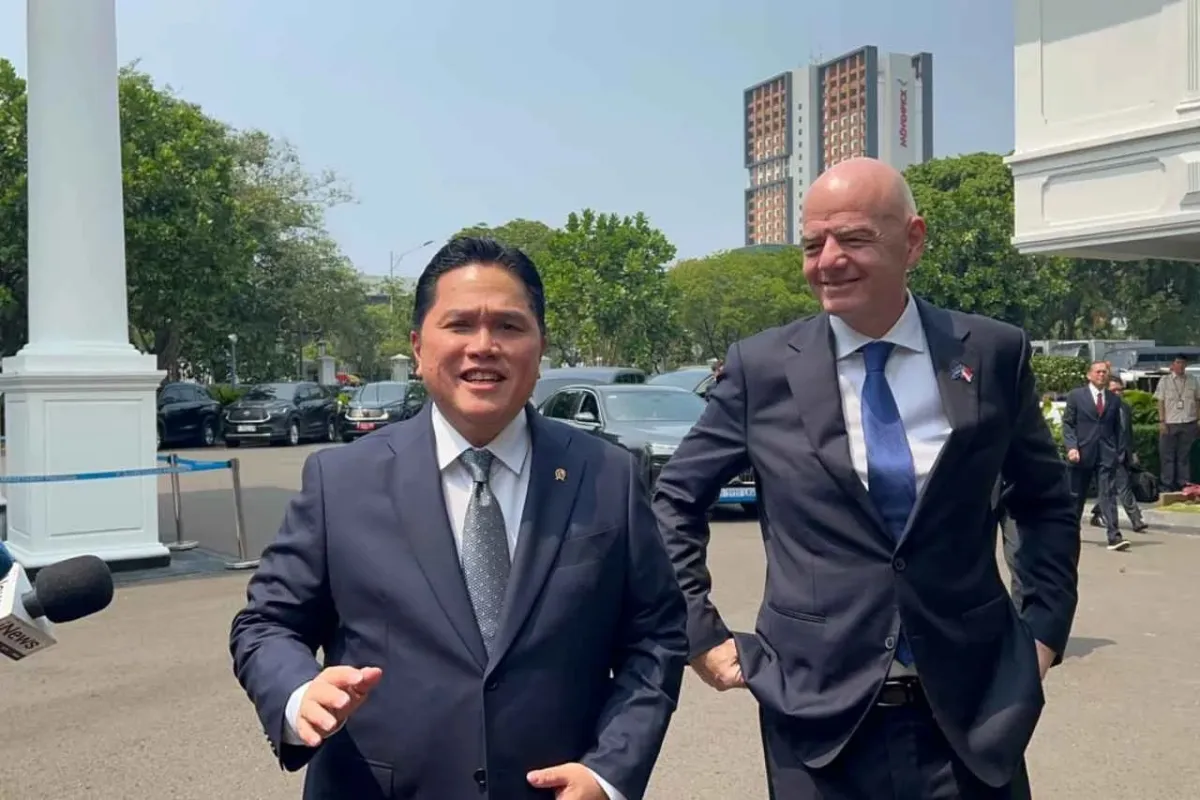 Erick Thohir bersama dengan Presiden FIFA Gianni Infantino