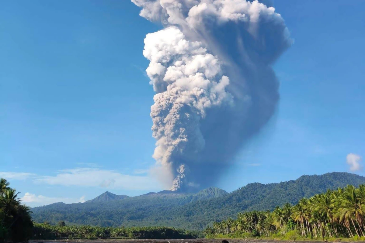 Gunung Dukono Erupsi, Risiko Abu Vulkanik Ancam Permukiman Tobelo