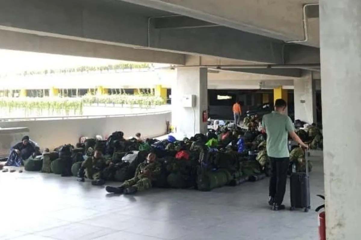 Jemaah umrah di Makassar telantar di Bandara Sultan Hasanuddin imbas Bandara di Riyadh Saudi diserang Houthi. 