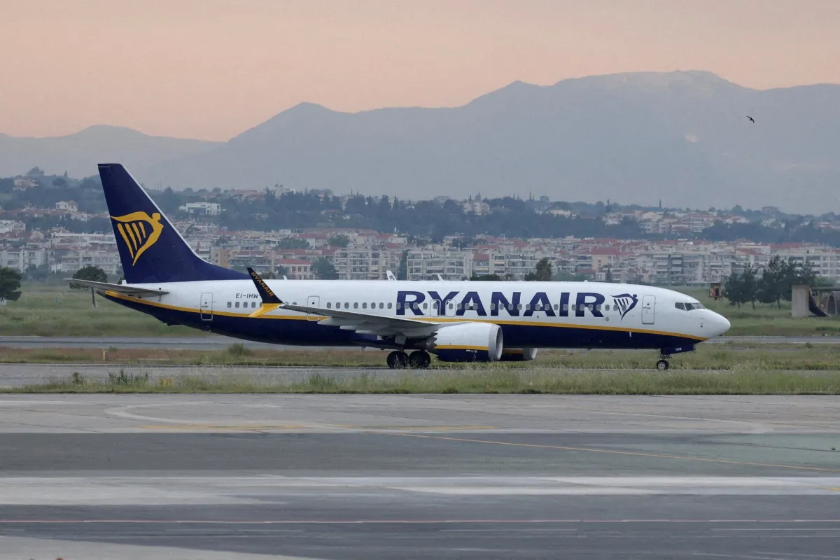 Jendela Pesawat Ryanair Pecah, Penumpang Nyaris Terlempar
