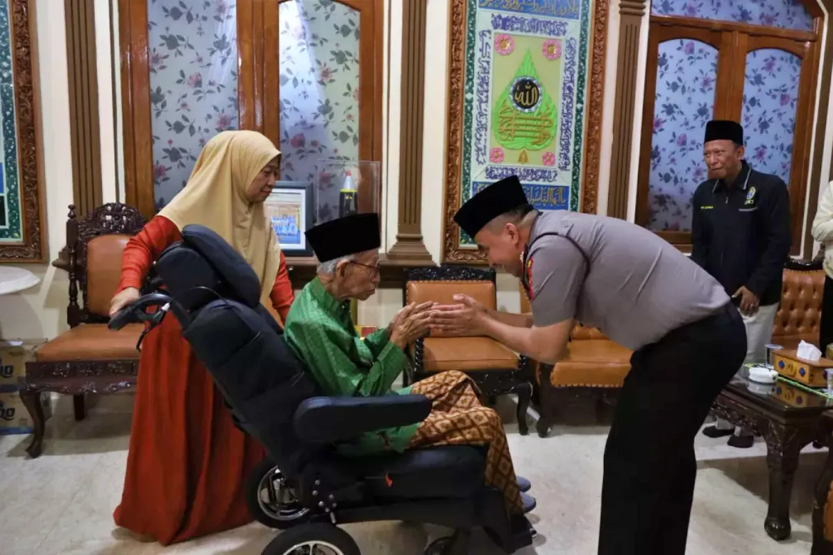 Kapolres Jombang bersilaturahmi kepada pengasuh PonPes Shiddiqiyyah di Ploso, Jombang, 20/10/2026