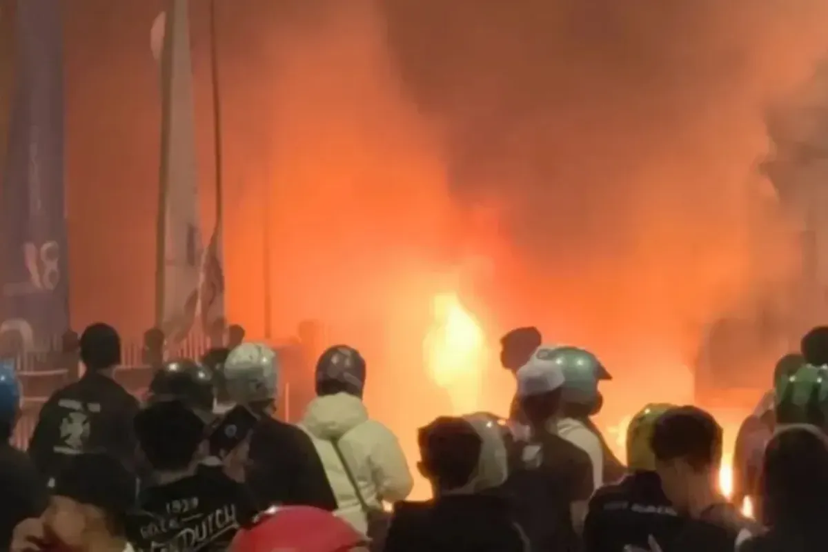 Tawuran antar kelompok pemuda terjadi di Stasiun Manggarai, Tebet, Jakarta Selatan, Minggu (18/10/2026)