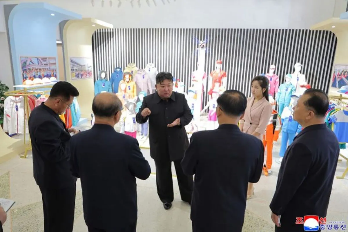 Pemimpin Korea Utara Kim Jong Un dan putrinya, Ju Ae (kanan) berbincang dengan para pejabat partai dan pemerintah Korut saat mengunjungi pameran, Senin (19/10/2026). - dok kcnawatch.org