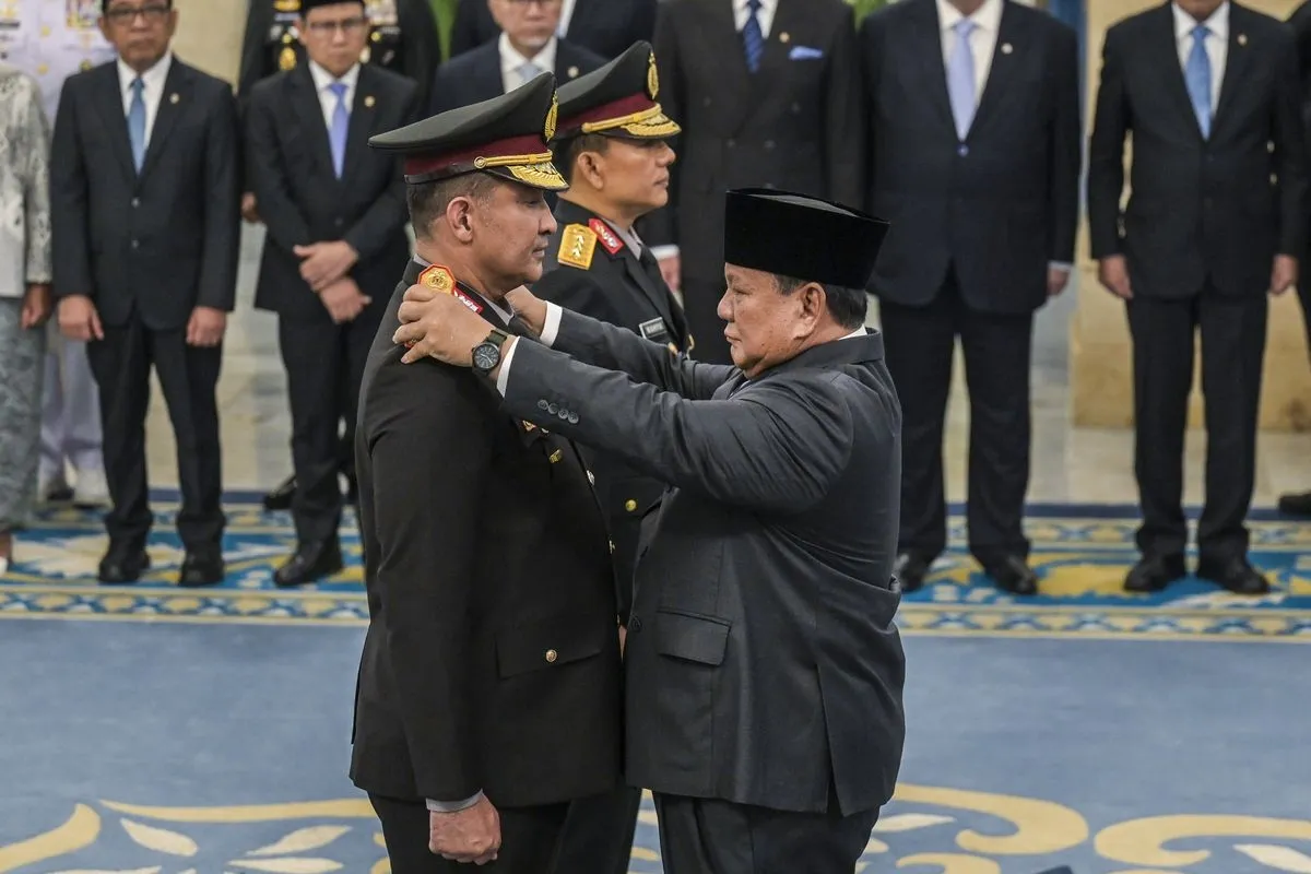 Presiden Prabowo Subianto (kanan) menyematkan tanda pangkat saat mellantik Kapolri Jenderal Pol. Suyudi Ario Seto (kiri). Kapolri Jenderal Suyudi Ario Seto melakukan mutasi terhadap 88 perwira tinggi (Pati) dan perwira menengah (Pamen) Polri. - dok Antara