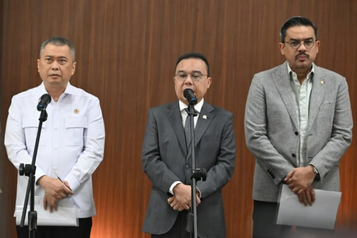Menteri UMKM Maman Abdurrahman (kanan) bersama Wakil Ketua DPR Sufmi Dasco Ahmad (kiri) memberikan keterangan pers terkait ojek online di Kompleks Parlemen, Senayan, Jakarta, Kamis (8/10/2026).