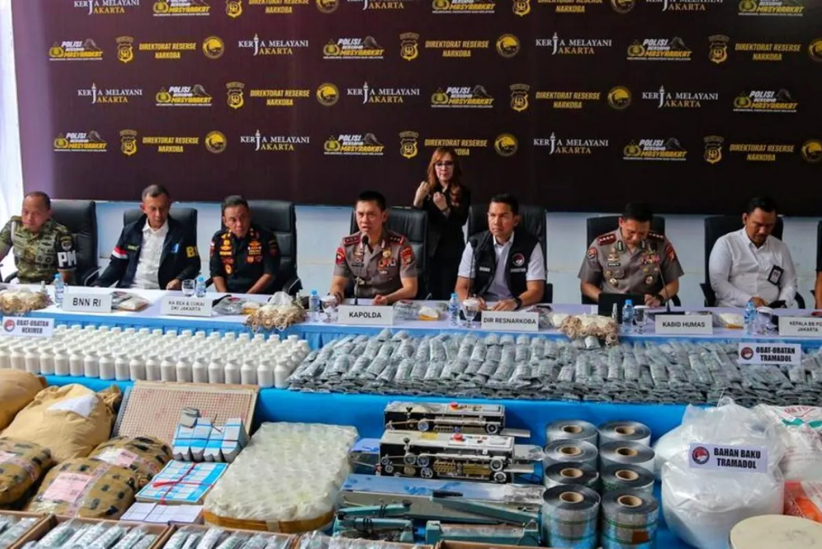 Polda Metro Jaya menjelaskan pengungkapan kasus produksi obat keras ilegal di Sukoharjo dalam konferensi pers di Mapolda Metro Jaya, Jakarta, Rabu (21/10/2026).