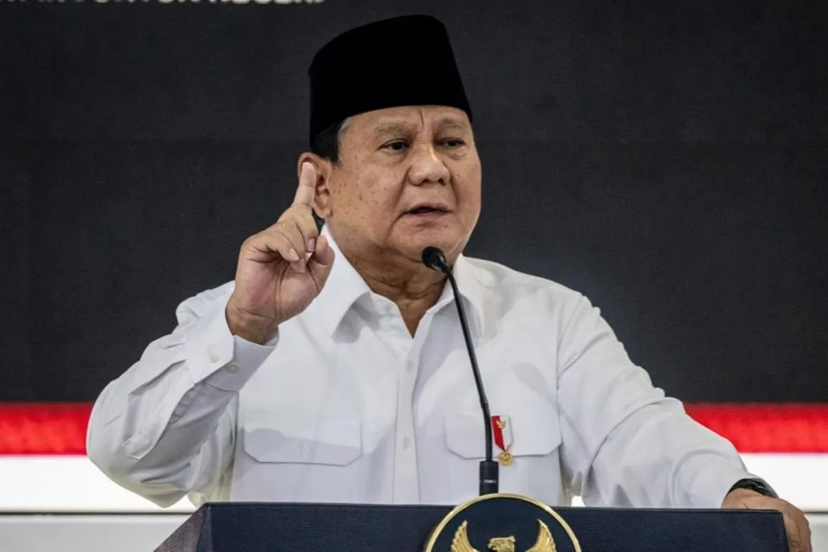 Presiden RI Prabowo Subianto memberikan pidato dalam Sidang Kabinet Paripurna yang digelar di Istana Kepresidenan Jakarta, Rabu (21/10).