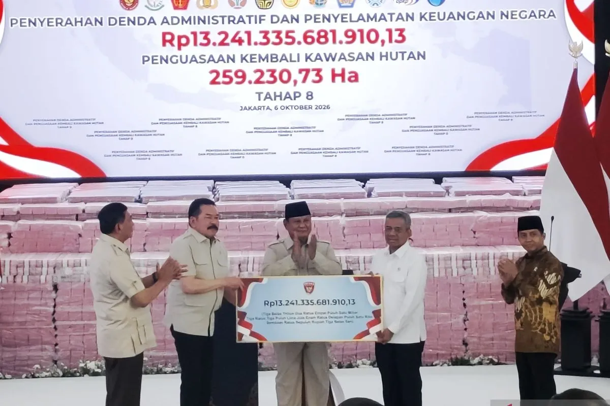 Presiden Prabowo Subianto di acara penyerahan uang negara hasil sitaan Satuan Tugas (Satgas) Penertiban Kawasan Hutan (PKH) di Gedung Bundar Kejaksaan Agung (Kejagung), Jakarta Selatan, Selasa (6/10/2026)