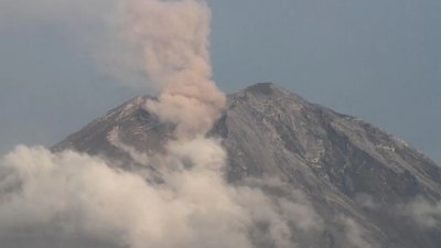 11 Gunung Api Erupsi Sepanjang 2026, Indonesia Berada di Cincin Api