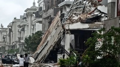 Brimob Tangani Ledakan Grand Polonia dengan Tim Jibom, KBR, dan SAR