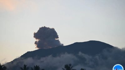 Gunung Ibu Erupsi dan Dinamika Seismik 12-28 Milimeter