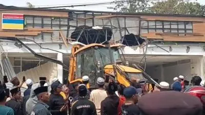 Janji Bupati Tak Berbuah, Massa Robohkan Calon Indomaret Palengaan