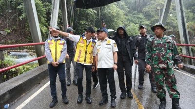 Jembatan Enang-Enang Diperbaiki Warga, Tito Siapkan Solusi Permanen