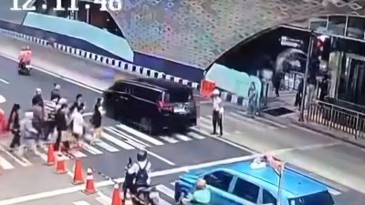 Tegur Alphard Terobos Lampu Merah, Satpam Mengaku Dipaksa Bersujud