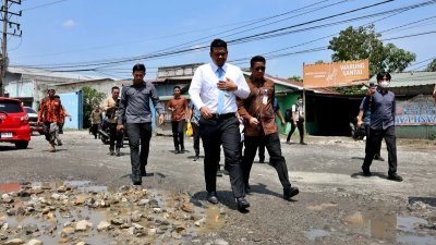 Warga Perbaiki Jalan Veteran Medan dengan Swadaya, Pemerintah Siapkan Perbaikan Permanen