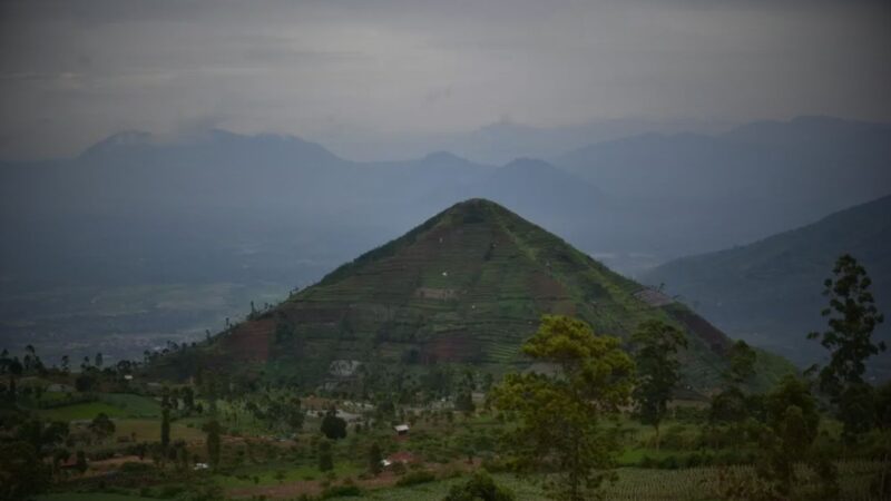 Gunung Padang di Persimpangan: Antara Kebanggaan Nasional dan Ketelitian Sains