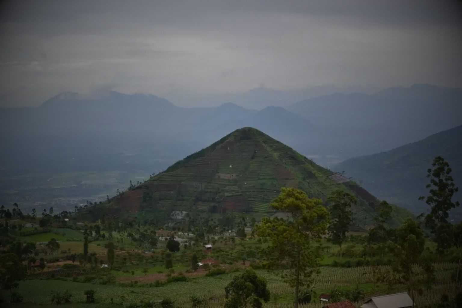 Gunung Padang di Persimpangan: Antara Kebanggaan Nasional dan Ketelitian Sains