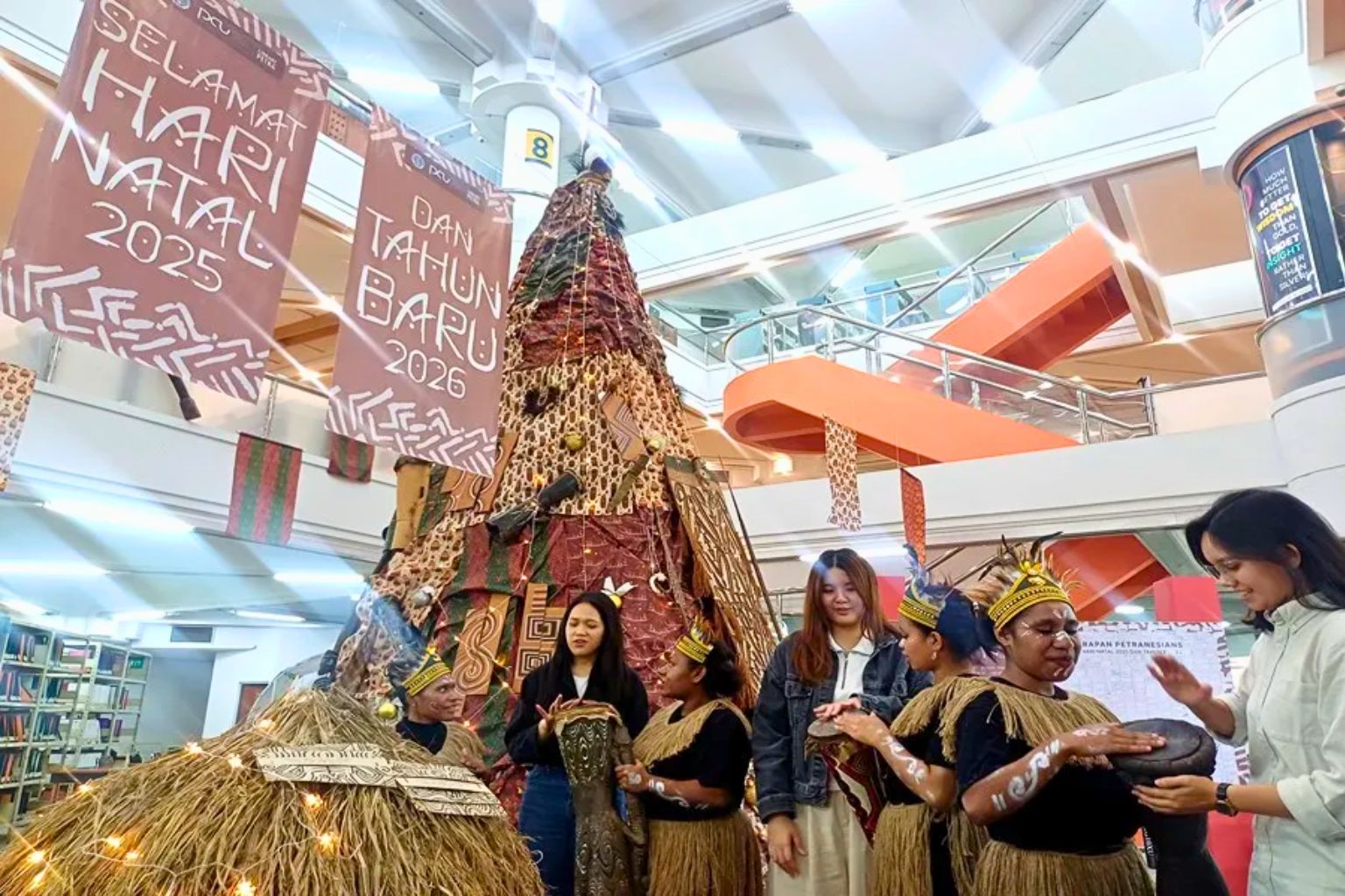 PCU Angkat Papua dalam Pohon Natal Terang Timur