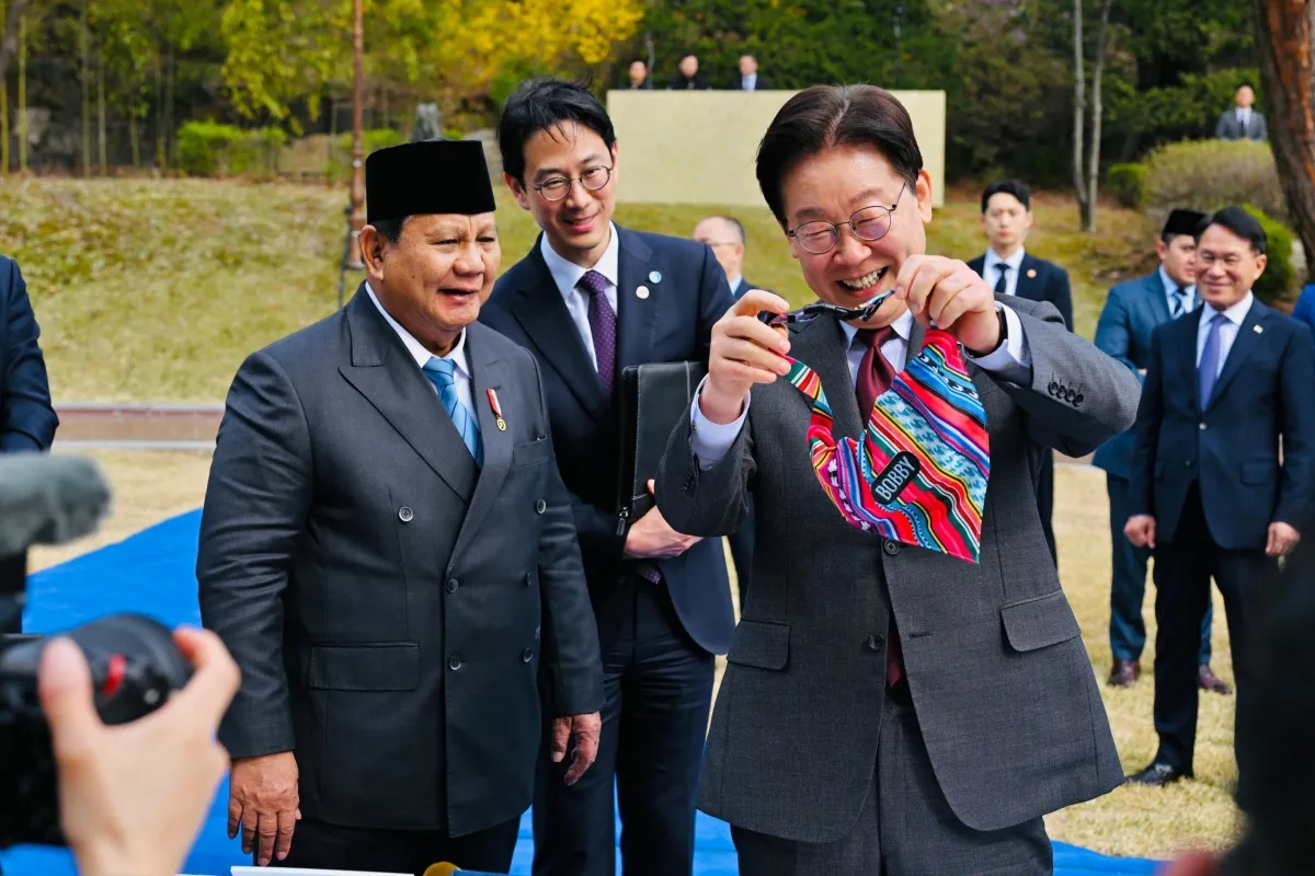 Dekonstruksi Diplomasi Simbolik Prabowo dan Lee Jae Myung di Blue House