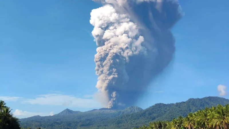 Gunung Dukono Erupsi, Risiko Abu Vulkanik Ancam Permukiman Tobelo