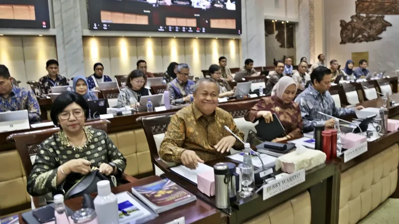 Rupiah Jeblok ke Rp17.600, DPR Kritik Anomali Pertumbuhan Ekonomi RI