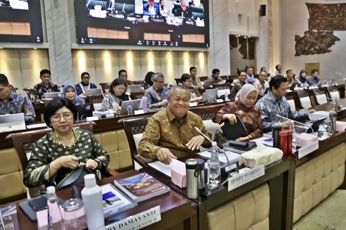 Rupiah Jeblok ke Rp17.600, DPR Kritik Anomali Pertumbuhan Ekonomi RI