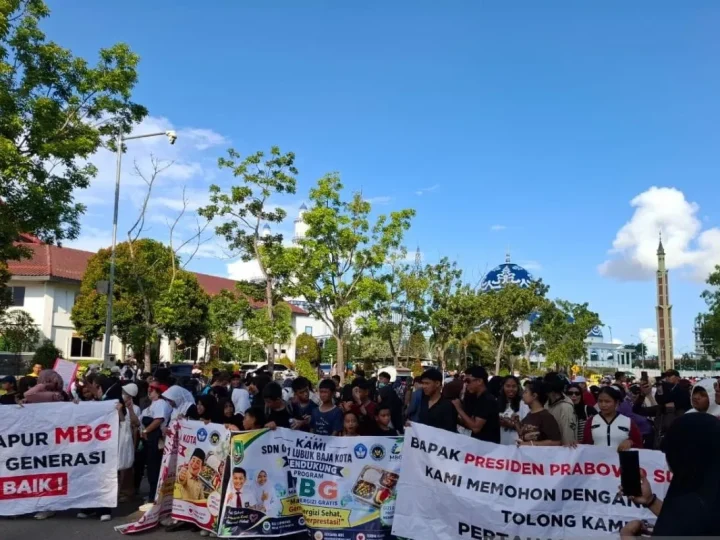 Aksi Dukung MBG Libatkan Ratusan Siswa di Batam, DPR Beri Kritik
