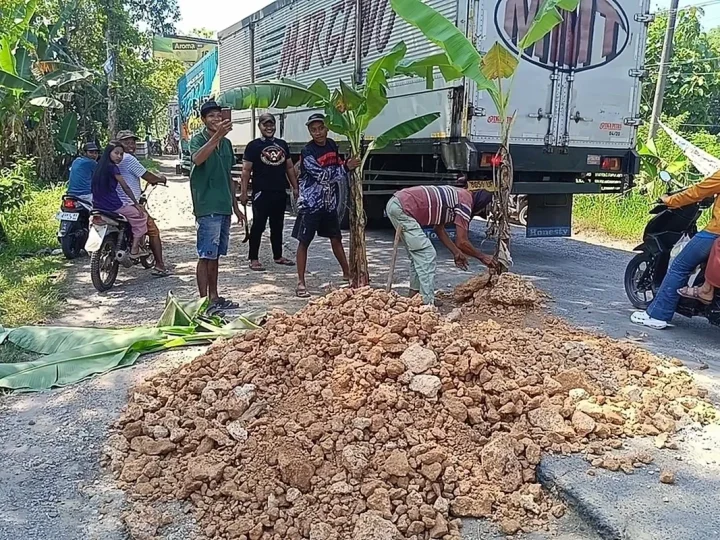Jalan Cepu-Randublatung Rusak Parah, Benarkah Harus Menunggu Prioritas Ekonomi?