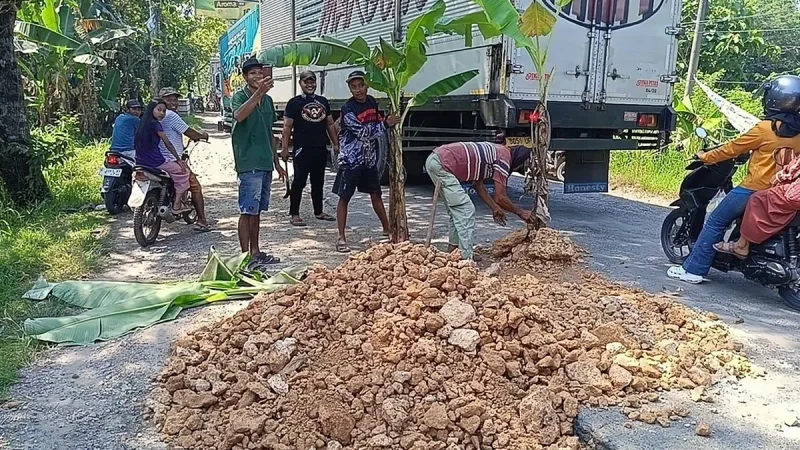 Jalan Cepu-Randublatung Rusak Parah, Benarkah Harus Menunggu Prioritas Ekonomi?