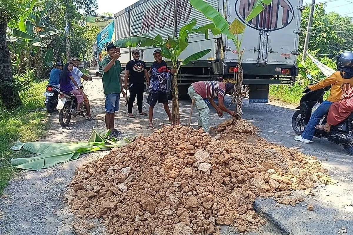Jalan Cepu-Randublatung Rusak Parah, Benarkah Harus Menunggu Prioritas Ekonomi?