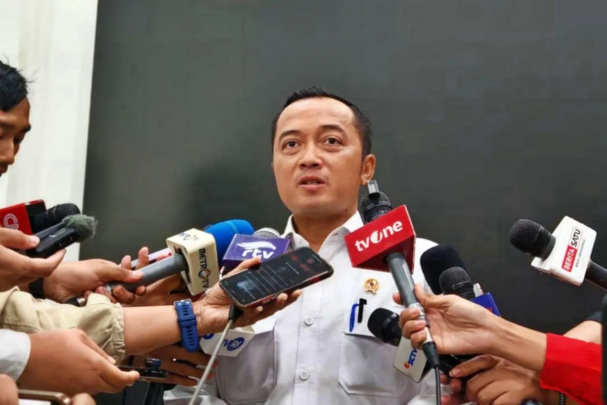 Mensesneg Prasetyo memberi keterangan