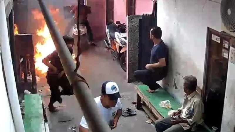 Molotov di Koja Meledak di Samping Ibu dan Anak, 4 Pelaku Diburu
