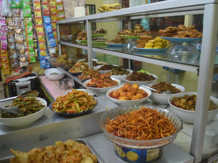 Dolar Rp 18.000 Bikin Pelanggan Warteg Kurangi Lauk, Omzet Pedagang Menyusut