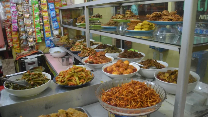 Dolar Rp 18.000 Bikin Pelanggan Warteg Kurangi Lauk, Omzet Pedagang Menyusut