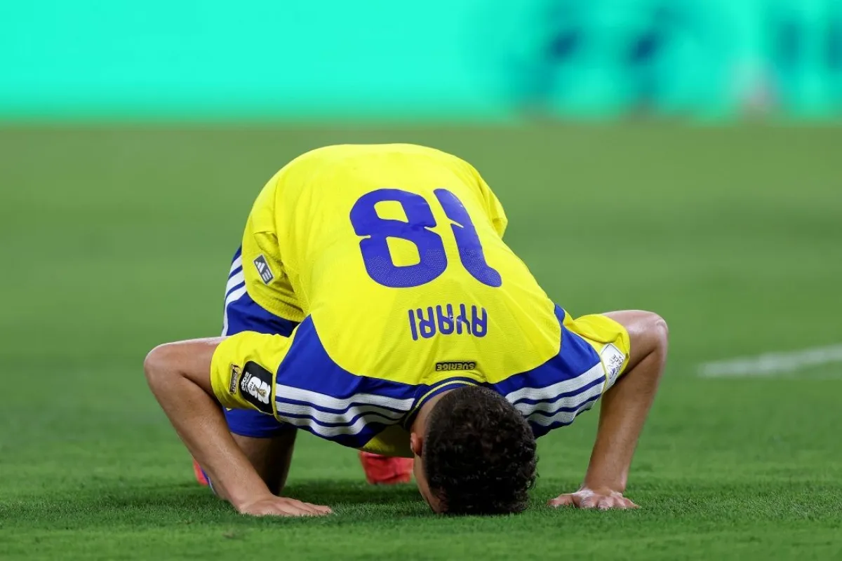 Yasin Ayari Sujud Usai Bobol Tunisia, Gol Debut Piala Dunia yang Penuh Dilema