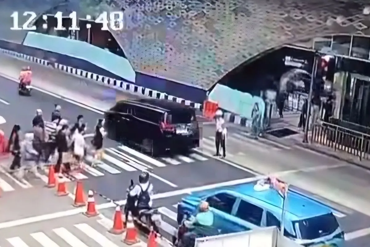 Tegur Alphard Terobos Lampu Merah, Satpam Mengaku Dipaksa Bersujud