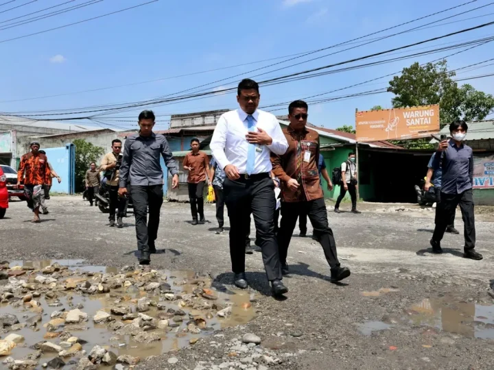 Warga Perbaiki Jalan Veteran Medan dengan Swadaya, Pemerintah Siapkan Perbaikan Permanen