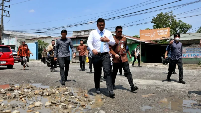 Warga Perbaiki Jalan Veteran Medan dengan Swadaya, Pemerintah Siapkan Perbaikan Permanen