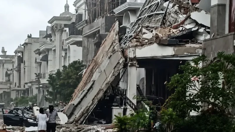 Brimob Tangani Ledakan Grand Polonia dengan Tim Jibom, KBR, dan SAR