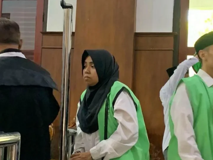 Wanita Surabaya Sewa Ekskavator Rp 7 Juta Robohkan Rumah Dinas Bea Cukai