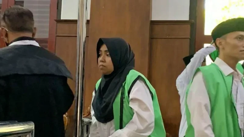 Wanita Surabaya Sewa Ekskavator Rp 7 Juta Robohkan Rumah Dinas Bea Cukai