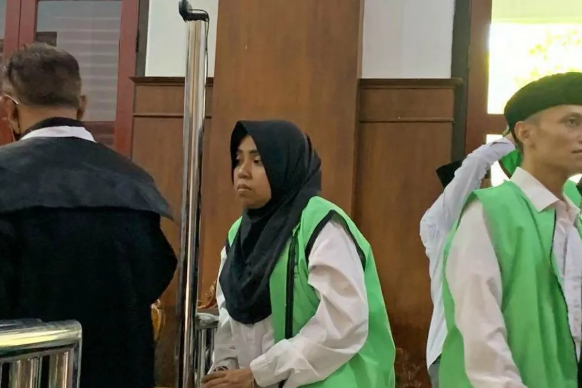 Wanita Surabaya Sewa Ekskavator Rp 7 Juta Robohkan Rumah Dinas Bea Cukai