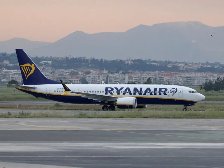 Jendela Pesawat Ryanair Pecah, Penumpang Nyaris Terlempar