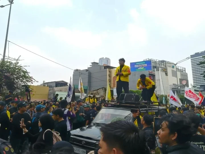 Demo BEM UI Diadang Aparat Menuju Bundaran HI, Massa Bertahan