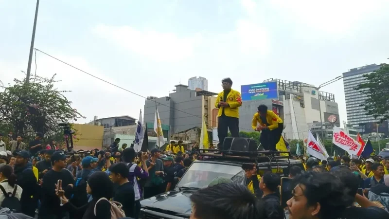 Demo BEM UI Diadang Aparat Menuju Bundaran HI, Massa Bertahan