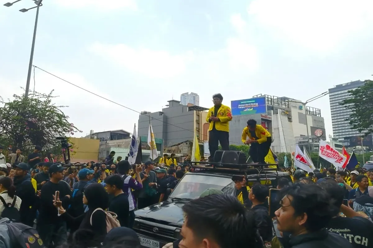 Demo BEM UI Diadang Aparat Menuju Bundaran HI, Massa Bertahan