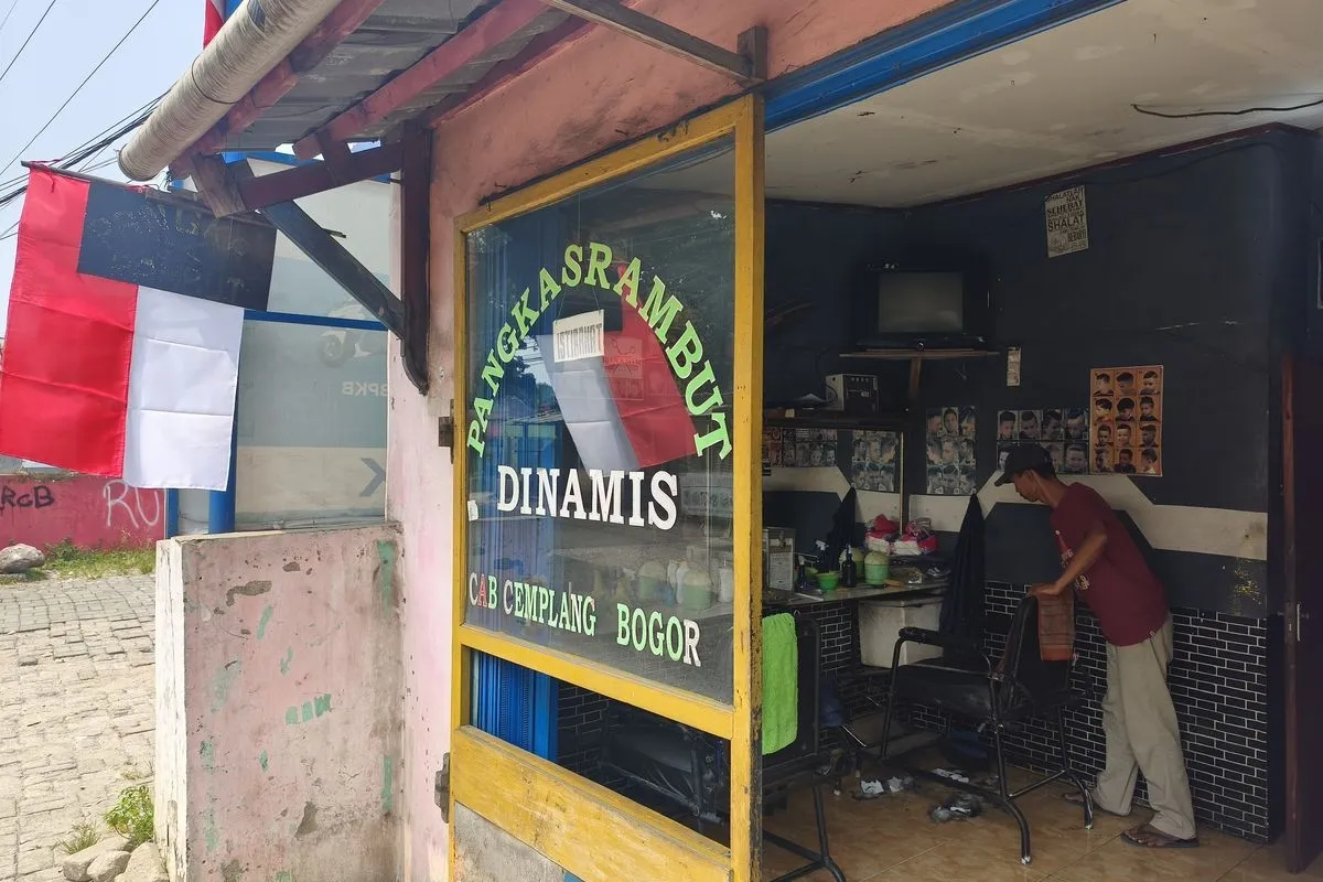 Tukang Cukur di Bogor